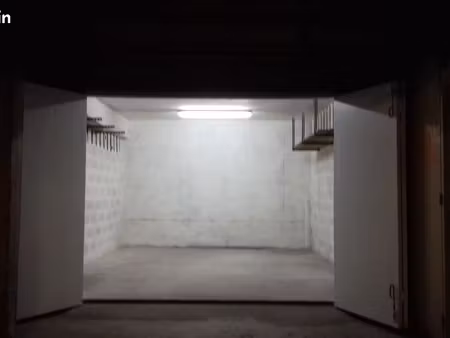 grand garage sécurisé, électrifié, facile d'accès rue françois blanc