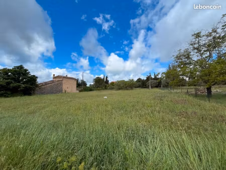 terrain 700 m² regusse