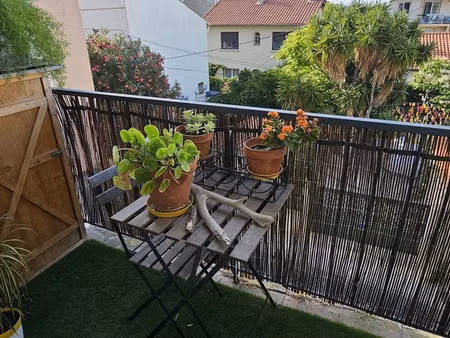 bel appartement t3 avec terrasse, balcon, cave et parking privatif à 2 pas de la place ari