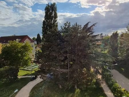 appartement lumineux dans résidence calme à proximité du centre de chalon