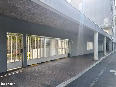 parking/box 1 pièce 15 m²