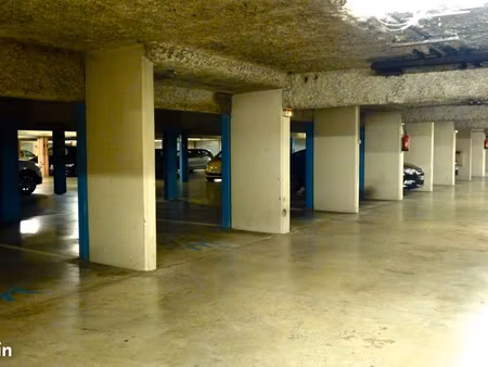 place de parking dans sous-sol privé
