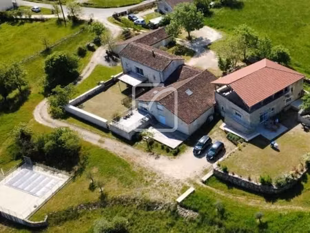 magnifique propriete en pierre avec activite touristique sur