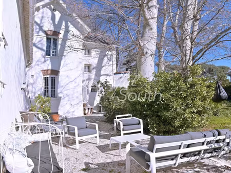maison de maître avec dependance, parc et piscine, proche perpignan