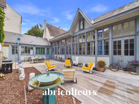 maison de 250 m² au calme absolu avec terrasse d'exception et studio indépendant coeur de.
