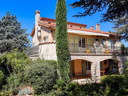 villa 5 chambres sur terrain 2000m2 avec piscine à 2 pas du village de flayosc