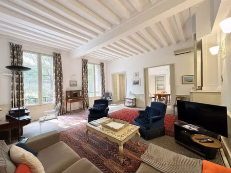 avignon intra-muros - une adresse d'exception à deux pas du palais des papes