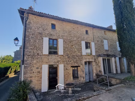 investissement à lusignan immeuble composé de 4 logements avec garage et stationnement