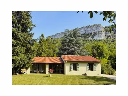 maison totalement rénové a vendre pres d'un maginifique village médiéval