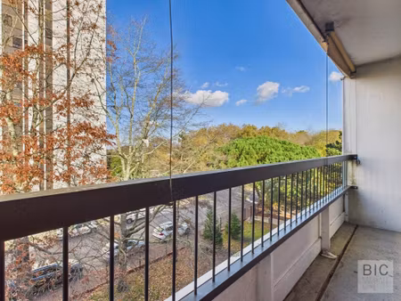 a vendre grand t5 avec balcons et place de parking