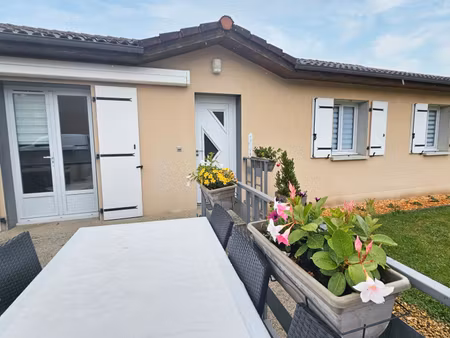 a vendre à jussac, sur terrain d'environ 440 m², maison de type 6 sur sous sol aménagé