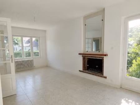 location maison 7 pièces 108 m² à beaumont-le-roger (27170), 1 095 €