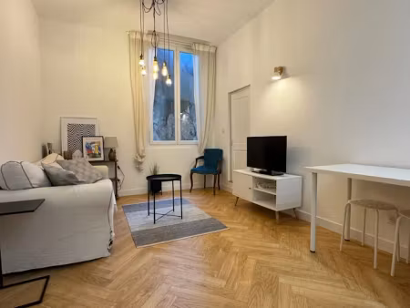 location appartement 2 pièces 28 m² à aix-en-provence (13090), 855 €