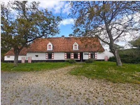 ferme avec bâtiments de ferme