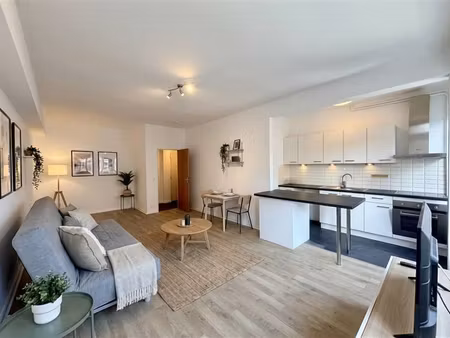 proximité louise/place stéphanie - superbe studio non meublé