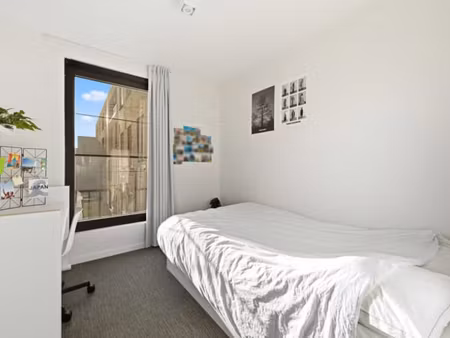 chambre étudiante moderne et économe avec sanitaires privés