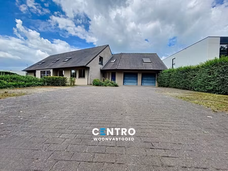 vrijstaande villa (430m²) op een hoekperceel van ± 1.200 ...
