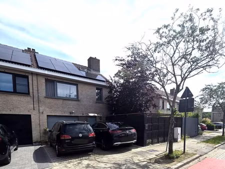 maison trois façades dans un quartier résidentiel à vilvord