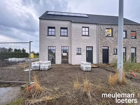 maison neuve moderne ben avec trois chambres et carport