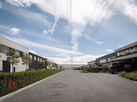 1.933 m² d'entrepôt avec 294 m² de mezzanine à louer