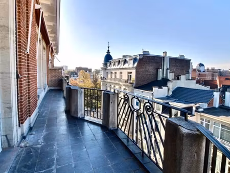 a côté de la place brugmann, superbe appartement rénové.