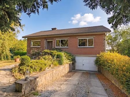 charmante maison de plain pied avec garages et grand jardin!