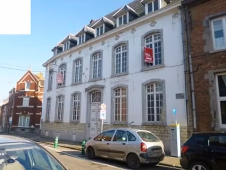 studio avec une chambre séparée