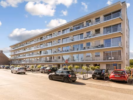 zonnig appartement met twee slaapkamers en garage