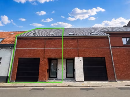 maison neuve avec 2 chambres, petit jardin et garage. libre