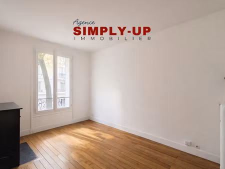 studio traversant lumineux avec cachet ancien