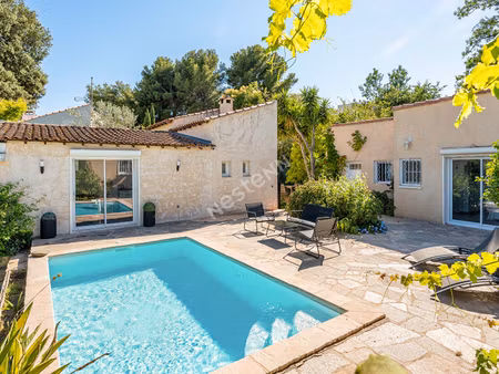 propriété à vendre à la ciotat compsée d'une maison de 5 pièces avec piscine et deux dépen
