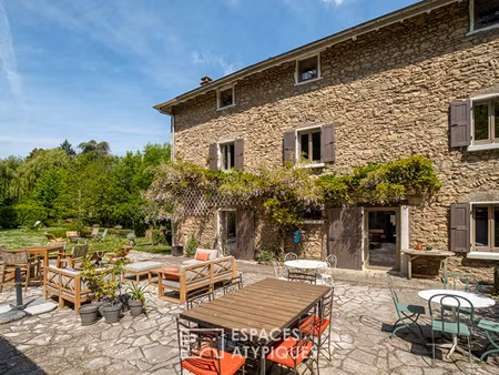 auberge de caractère fin xviiieme siècle entièrement rénovée avec jardin paysagé au coeur 