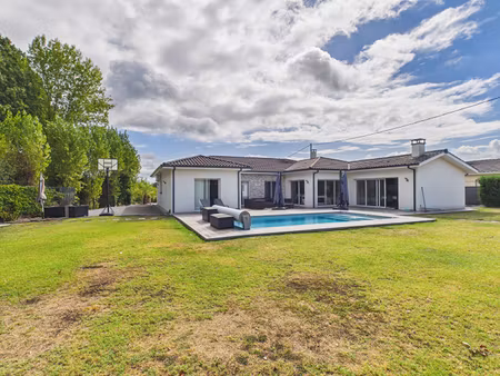 maison plain pied de 195m2 habitable sur parcelle de 1723m2 avec piscine et dépendances