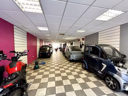 local commercial à louer à fréjus - surface de 214,60 m² en rez-de-chaussée