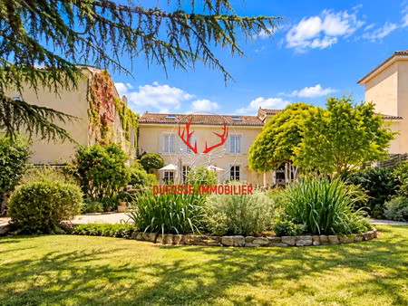 propriété d'exception 280 m² avec piscine et parc paysager