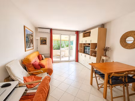 studio meublé avec terrasse et un stationnement