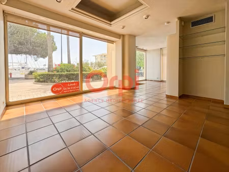 location commerce 68 m² à fréjus (83600)