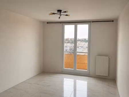 à deux pas de la gare routière – agréable t2 avec balcon au 7ᵉ étage avec ascenseur