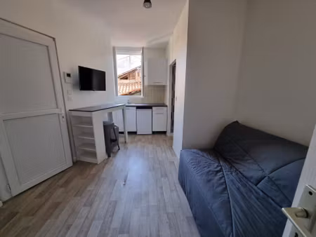 studio meublé refait à neuf, proche gare, fac, ifps, bus de ville dans un immeuble refait 