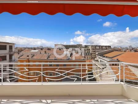 carré d'or 2 pièces dernier étage avec terrase / cave
