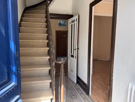 opportunité : maison de ville en pierre au cœur de saint-genès