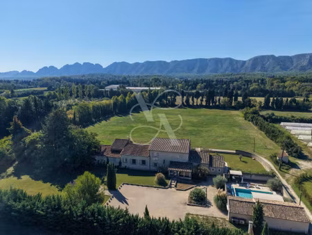 propriété face aux alpilles à saint-rémy de provence