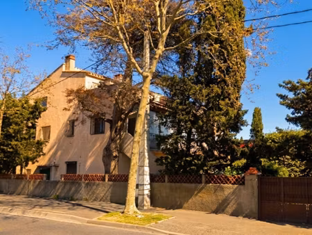 il y a des maisons qui ont une histoire... et celle-ci a une h