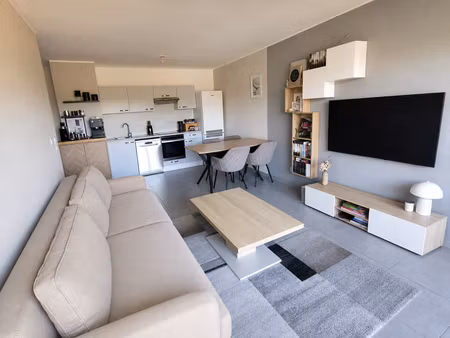 t3 moderne fréjus avec terrasse et double parking dans résid