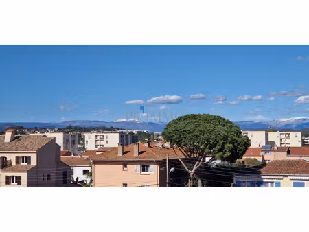 fréjus : résidence récente. appartement avec terrasse 2 cham