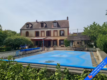 belle maison familiale avec jardin paysagé et piscine