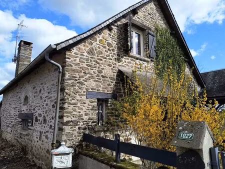 au milieu de la campagne calme jolie maison en pierres.