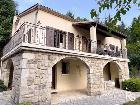 une villa traditionnelle de 172 m2 avec une très jolie vue et 5612 m2 de terrain avec un..