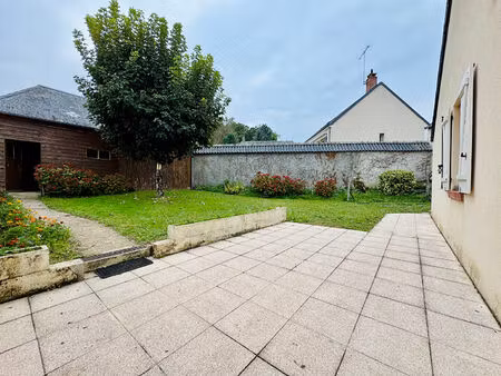 le grand lucé - maison de bourg avec jardin, garage et dépendance.