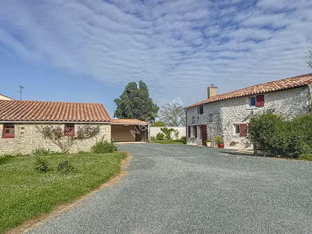 maison saint pierre le vieux, 3 chambres + 1 bureau, jardin, dépendances